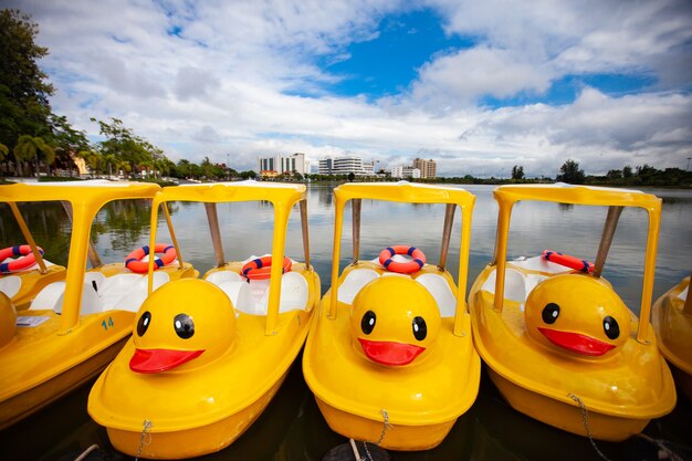 Gelbe Ente Tretboot im Park