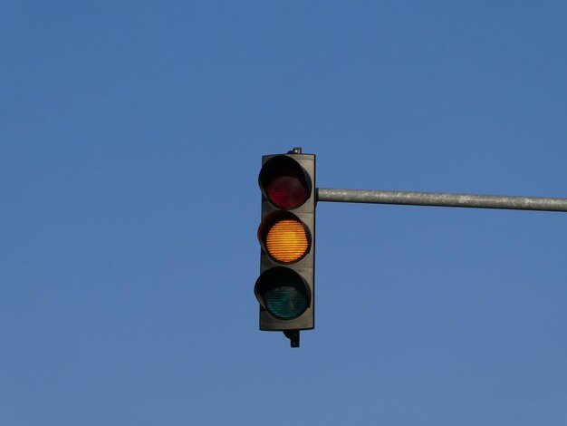 Gelbe Farbe an der Ampel mit blauem Himmel im Hintergrund