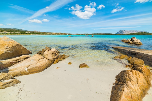 Gelbe Felsen in Cala Brandinchi