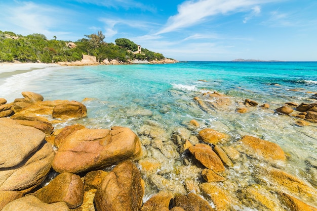 Gelbe Felsen in Capriccioli Strand Sardinien