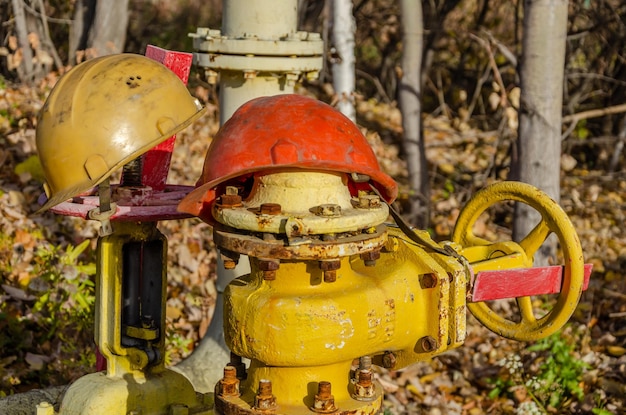 Gelbe Gasleitungen auf der Straße.