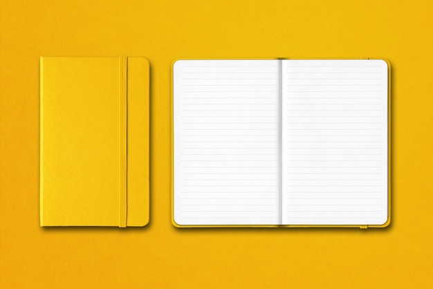 Gelbe geschlossene und offene Notizbücher isoliert