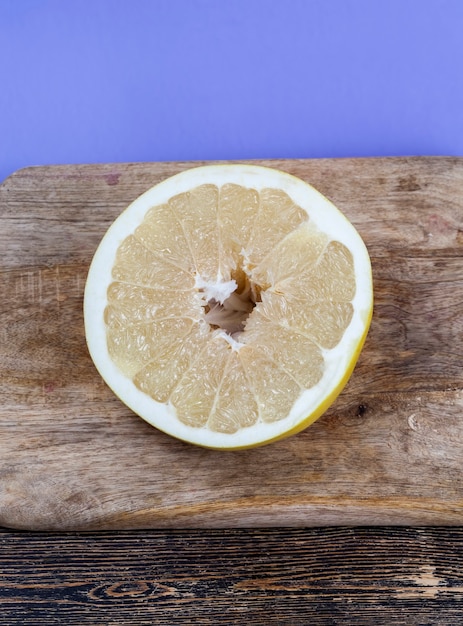 Foto gelbe grapefruit in scheiben geschnitten