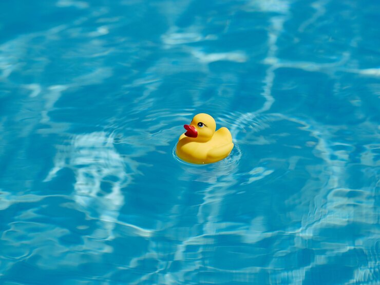 Gelbe Gummiente, die in einem Pool schwimmt