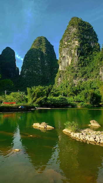 Gelbe Huangshan-Berge am Fluss in China