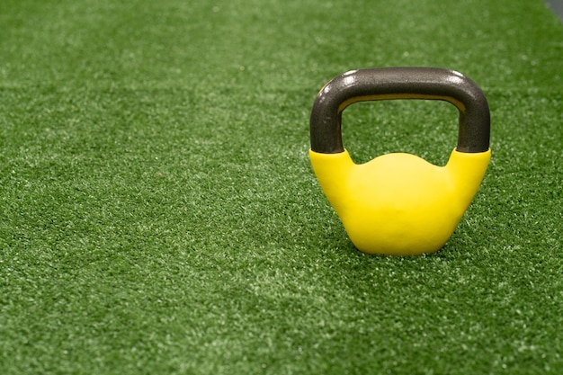 Gelbe isolierte Kettlebell-Gewichtsübung am Nachmittag Trainingssport in starker Kraft