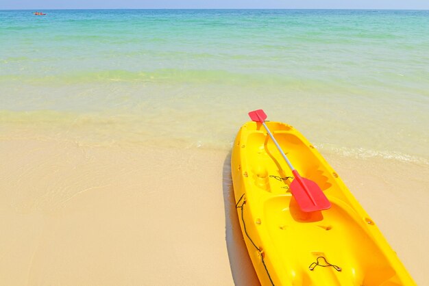 Gelbe Kajaks am tropischen Strand, Insel Koh Samed, Thailand