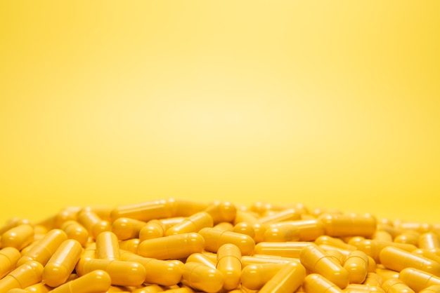 Gelbe Kapsel Droge mit gelbem Hintergrund Bild mit Kopienraum für Sie Design