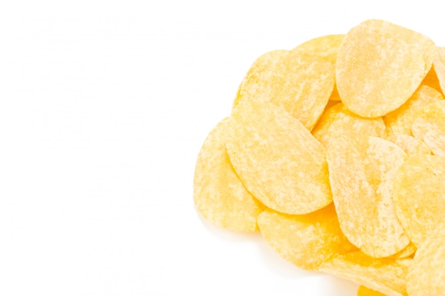 Gelbe Kartoffelchips getrennt auf Weiß