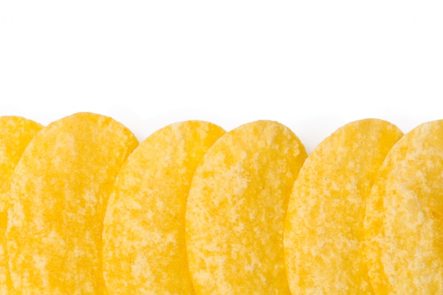 Gelbe Kartoffelchips getrennt auf Weiß