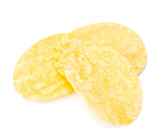 Gelbe Kartoffelchips getrennt auf Weiß