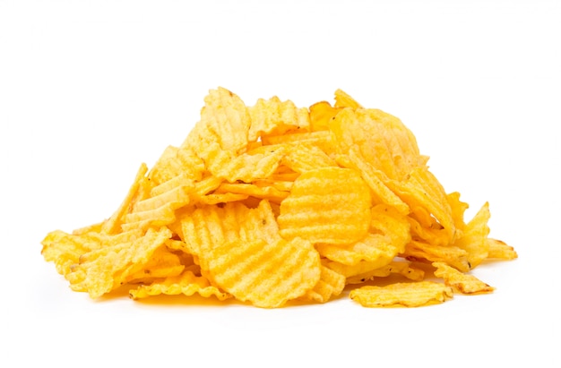 Gelbe Kartoffelchips getrennt auf Weiß