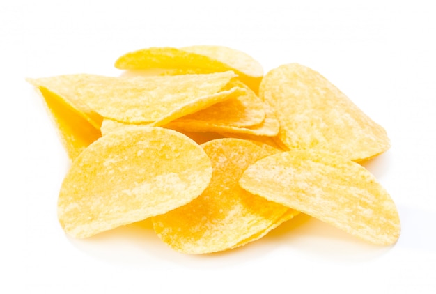 Gelbe Kartoffelchips getrennt auf Weiß