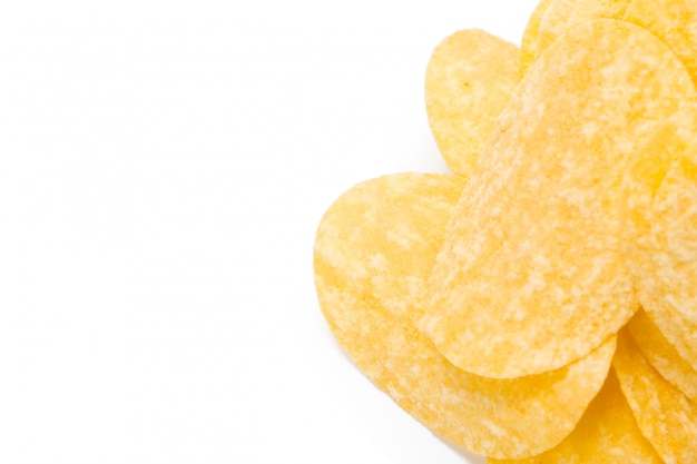 Gelbe Kartoffelchips getrennt auf Weiß