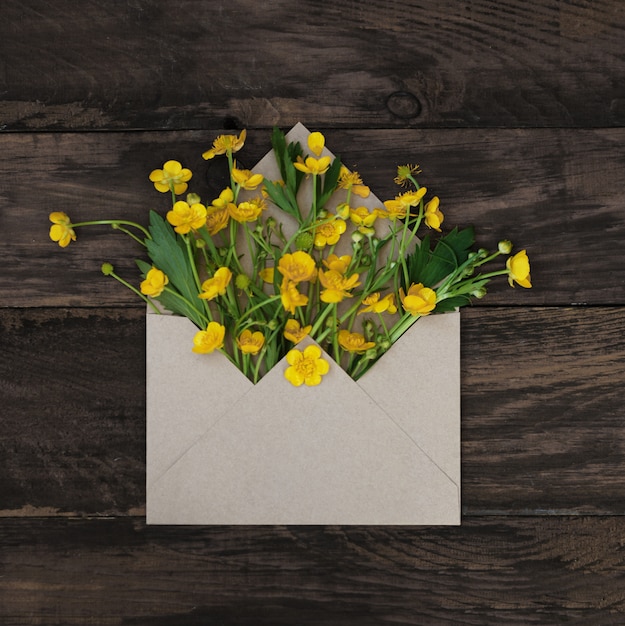 Gelbe kleine Blumen des Frühlinges im Umschlag.