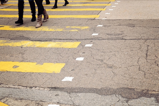 Gelbe Kreuzung mit gehenden Fußgängern