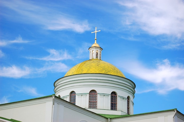 Gelbe Kuppel der Kirche Gelbe Kuppel der Kirche gegen den blauen Himmel