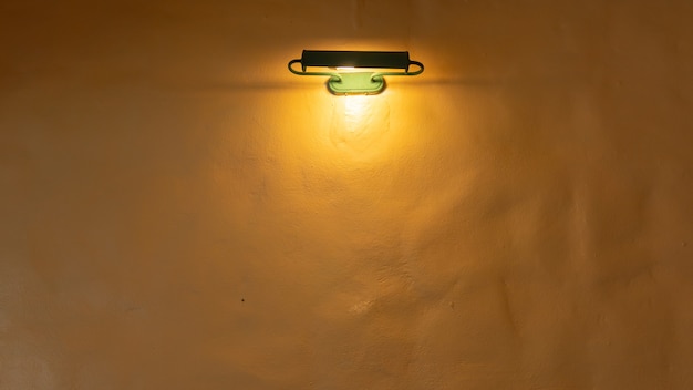Gelbe Lampe an der Wand