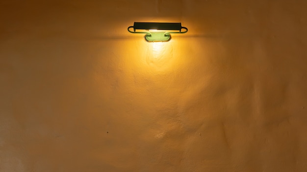 Foto gelbe lampe an der wand