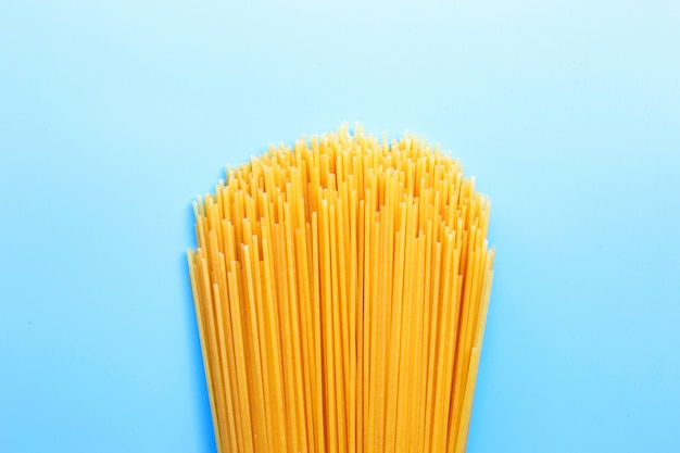 Gelbe lange Spaghetti.