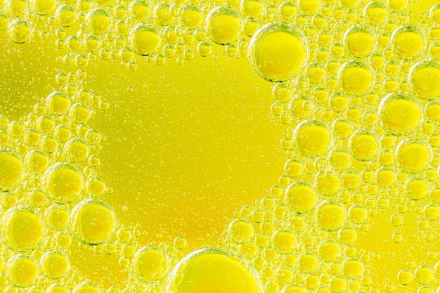 Gelbe MakroblasenSchönes und fantastisches Makrofoto von Wassertröpfchen in Öl mit einem Gelb