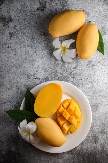 gelbe Mango auf grauem Hintergrund