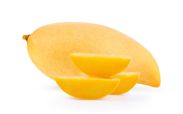 Gelbe Mango auf Weiß