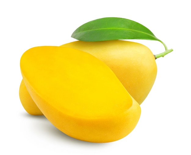 Gelbe Mango und geschnittene Mango isoliert