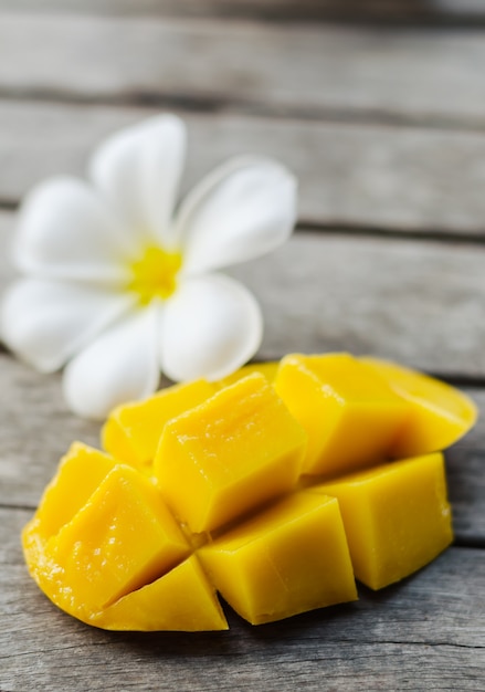 Gelbe Mango und Plumeria