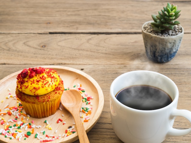 Gelbe Muffins setzten eine kugelförmige Holzplatte.