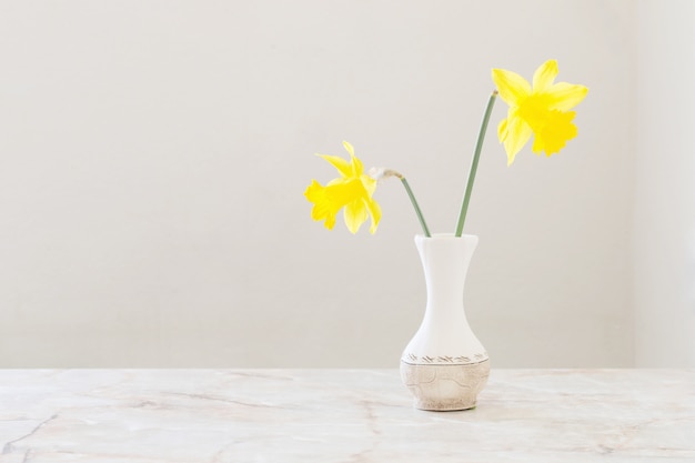 Gelbe Narzissen in der Vase auf Marmortisch