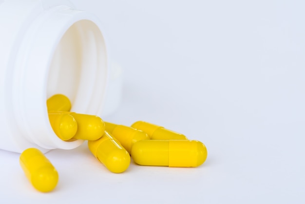 Gelbe Pillen der Nahaufnahme, Kapsel auf weißem Hintergrund