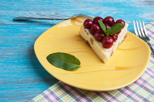 Gelbe Platte mit einem Stück Käsekuchen