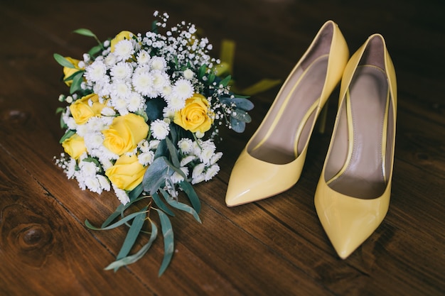 Foto gelbe schuhe und ein brautstrauß für die hochzeit.