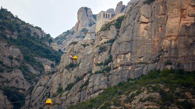 Gelbe Seilbahn in der Aeri de Montserrat Aufstieg zur Abtei de Montserrat in der Nähe von Barcelona, Spanien, Katalonien.