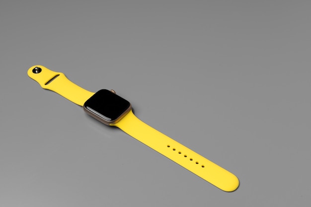Gelbe Smartwatch auf grauem Hintergrund schließen Foto oben