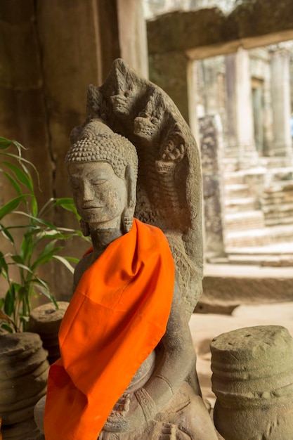 Gelbe Stoffe um Buddha im Tempel Angkor Wat Kambodscha