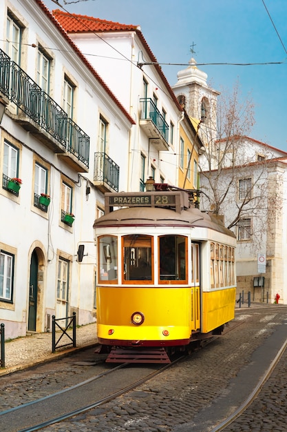 Gelbe Straßenbahn 28 in Alfama, Lissabon, Portugal