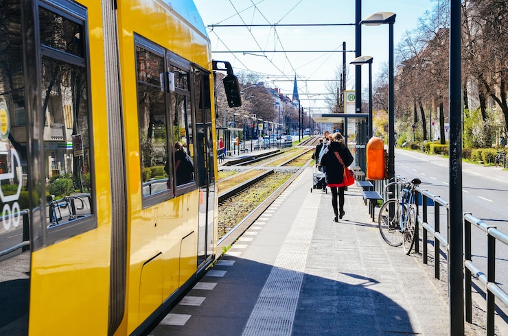 Foto gelbe straßenbahn am bahnhof an einem sonnigen tag