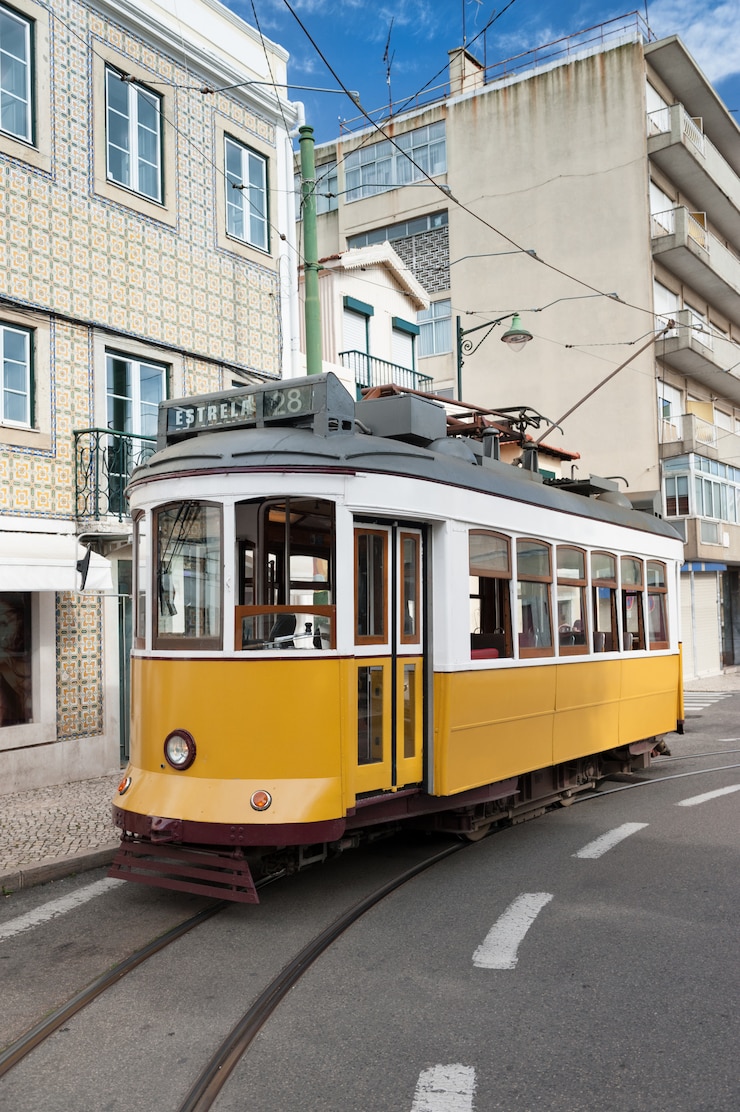 Foto gelbe straßenbahn auf der straße in lissabon, portugal