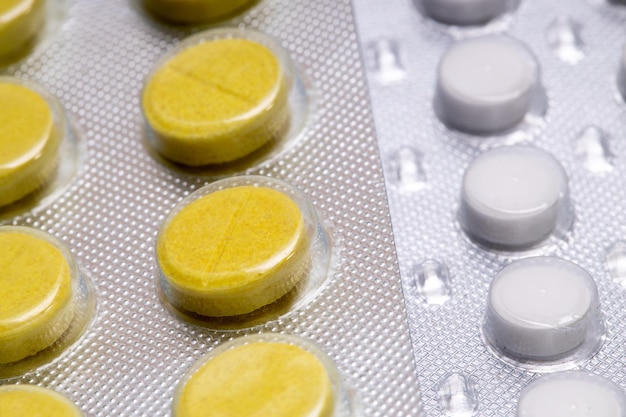 Gelbe Tabletten in einer Nahaufnahme-Blisterpackung. medizinisches Medikament