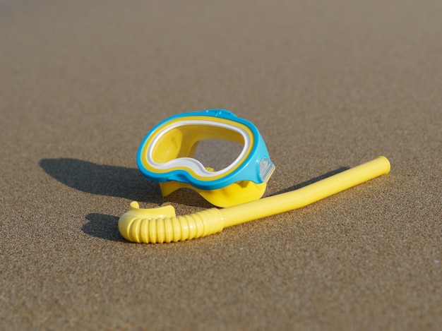 Gelbe Tauchmaske und Schnorchel auf dem Strandsand. Draufsicht.