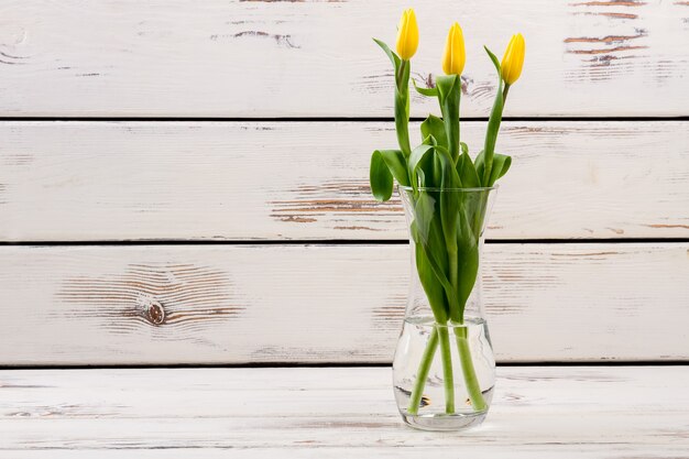 Gelbe Tulpen in Vase Glasvase mit Blumen schmücken Ihr Zimmer frische Pflanzen als Geschenk