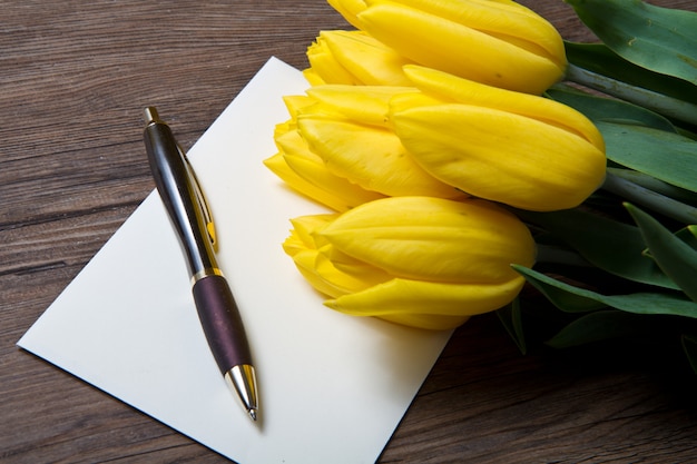 Gelbe Tulpen und Postkarte