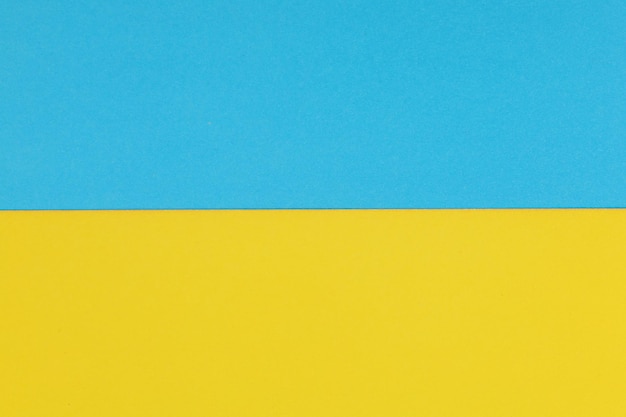 Gelbe und blaue Flagge der Ukraine farbiges Papier