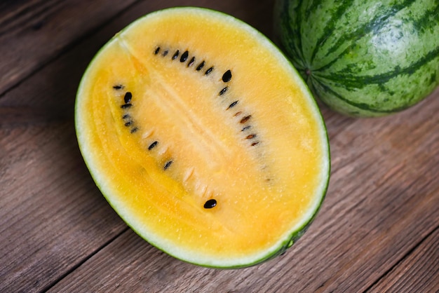 Gelbe Wassermelone halbiert auf Holz, Closeup Haufen süßer Wassermelonenscheiben Stücke frische Wassermelone tropische Sommerfrucht