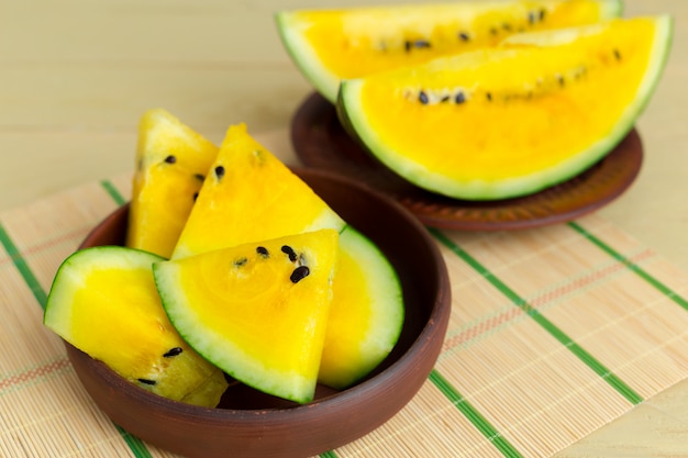 Gelbe Wassermelone in Scheiben schneiden