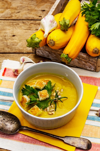 Gelbe Zucchini-Cremesuppe.