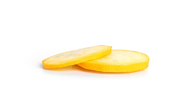 Gelbe Zucchini isoliert auf weißem Hintergrund