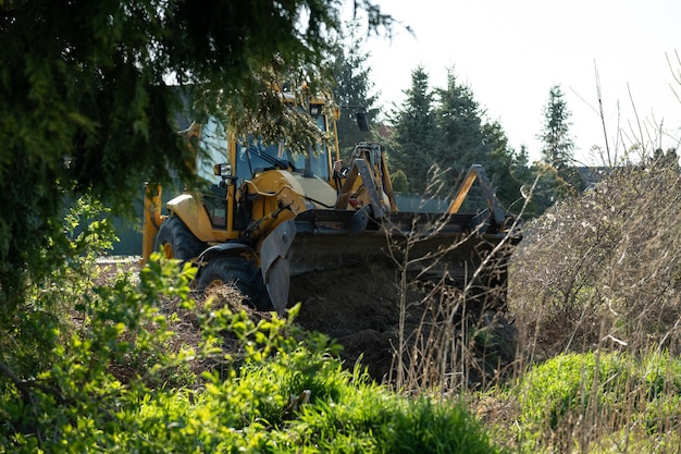 Gelber Bagger bei der Arbeit